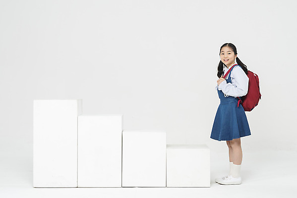 포토 JPG 스튜디오촬영 전신 학생 응시 여학생 여자 교육 어린이라이프 초등학생 어린이 가방 학교 모션 책가방 실내 한명 서기 미소 사람 옆모습 10대 계단 한국인 신학기 입학 흰배경 학원 소녀한명만 국내포토 1 라이프스타일 시선 잡화 뷰포인트 백그라운드 청소년 표정 동양인 내부 흰색 여자한명만 소녀만 파일형식