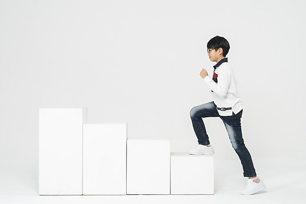 포토 JPG 스튜디오촬영 전신 학생 교육 남자 어린이라이프 초등학생 어린이 남학생 학교 모션 실내 한명 사람 소년 옆모습 10대 계단 한국인 흰배경 오르기 학원 소년한명만 국내포토 1 라이프스타일 뷰포인트 백그라운드 청소년 동양인 내부 흰색 남자한명만 소년만 파일형식