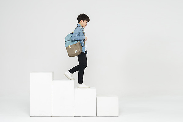 포토 JPG 스튜디오촬영 전신 학생 교육 남자 어린이라이프 초등학생 어린이 남학생 가방 학교 모션 책가방 실내 한명 사람 소년 옆모습 10대 계단 한국인 흰배경 학원 소년한명만 내려오기 국내포토 1 라이프스타일 잡화 뷰포인트 백그라운드 청소년 동양인 내부 흰색 남자한명만 소년만 파일형식