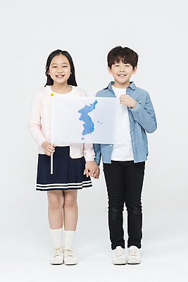 포토 JPG 스튜디오촬영 전신 학생 응시 여학생 여자 교육 남자 어린이라이프 초등학생 어린이 남학생 학교 모션 실내 서기 미소 들기 사람 두명 앞모습 10대 친구 손잡기 한국인 잡기 흰배경 학원 십대만 한반도기 국내포토 라이프스타일 시선 뷰포인트 백그라운드 관계 청소년 표정 동양인 내부 흰색 깃발 파일형식