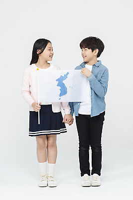 포토 JPG 스튜디오촬영 전신 학생 응시 여학생 여자 교육 남자 어린이라이프 초등학생 어린이 남학생 학교 모션 실내 서기 미소 들기 사람 두명 앞모습 10대 친구 마주보기 손잡기 한국인 잡기 흰배경 학원 십대만 한반도기 국내포토 라이프스타일 시선 뷰포인트 백그라운드 관계 청소년 표정 동양인 내부 흰색 깃발 파일형식