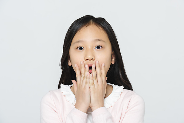 포토 JPG 스튜디오촬영 학생 응시 여학생 여자 교육 어린이라이프 초등학생 어린이 학교 모션 실내 표정 한명 사람 손짓 상반신 앞모습 10대 놀람 한국인 흰배경 학원 소녀한명만 국내포토 1 라이프스타일 시선 감정 뷰포인트 백그라운드 청소년 동양인 내부 흰색 여자한명만 소녀만 파일형식