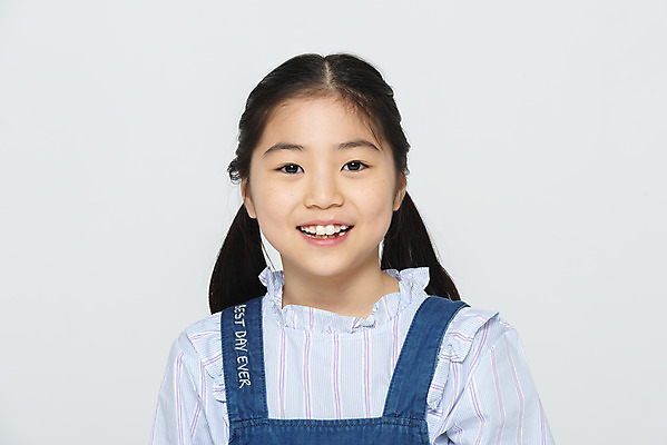 포토 JPG 스튜디오촬영 학생 응시 여학생 여자 교육 어린이라이프 초등학생 어린이 학교 모션 실내 한명 미소 사람 상반신 앞모습 10대 한국인 흰배경 학원 소녀한명만 국내포토 1 라이프스타일 시선 뷰포인트 백그라운드 청소년 표정 동양인 내부 흰색 여자한명만 소녀만 파일형식