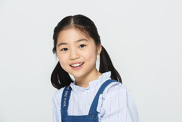 포토 JPG 스튜디오촬영 학생 응시 여학생 여자 교육 어린이라이프 초등학생 어린이 학교 모션 실내 한명 미소 사람 상반신 옆모습 10대 한국인 흰배경 학원 소녀한명만 국내포토 1 라이프스타일 시선 뷰포인트 백그라운드 청소년 표정 동양인 내부 흰색 여자한명만 소녀만 파일형식