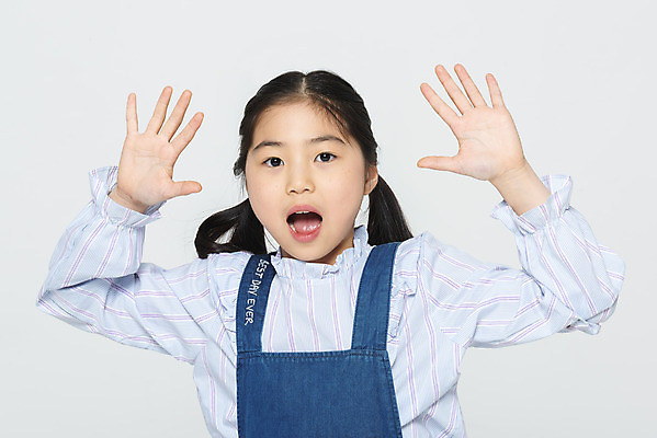 포토 JPG 스튜디오촬영 학생 응시 여학생 여자 교육 어린이라이프 초등학생 어린이 학교 모션 실내 한명 사람 손짓 상반신 앞모습 10대 놀람 한국인 흰배경 학원 소녀한명만 국내포토 1 라이프스타일 시선 감정 뷰포인트 백그라운드 청소년 표정 동양인 내부 흰색 여자한명만 소녀만 파일형식