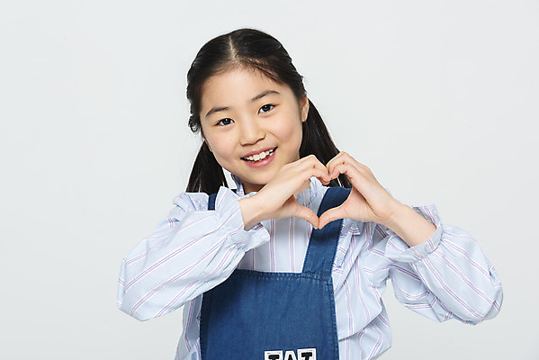 포토 JPG 스튜디오촬영 학생 응시 여학생 여자 교육 어린이라이프 초등학생 어린이 학교 모션 실내 한명 미소 사람 손짓 상반신 앞모습 10대 한국인 흰배경 학원 손하트 소녀한명만 국내포토 1 라이프스타일 시선 뷰포인트 백그라운드 청소년 표정 동양인 내부 흰색 여자한명만 소녀만 파일형식