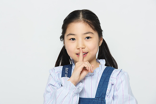 포토 JPG 스튜디오촬영 학생 응시 여학생 여자 교육 어린이라이프 초등학생 어린이 학교 모션 실내 한명 미소 사람 손짓 상반신 앞모습 10대 한국인 흰배경 쉿 학원 소녀한명만 국내포토 1 라이프스타일 시선 뷰포인트 백그라운드 청소년 표정 동양인 내부 흰색 조용 여자한명만 소녀만 파일형식