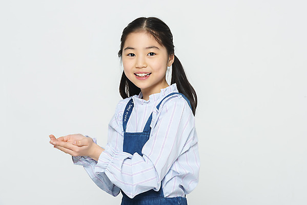 포토 JPG 스튜디오촬영 학생 응시 여학생 여자 교육 어린이라이프 초등학생 어린이 학교 모션 실내 한명 미소 사람 상반신 옆모습 10대 한국인 흰배경 학원 손모으기 소녀한명만 국내포토 1 라이프스타일 시선 뷰포인트 백그라운드 청소년 표정 동양인 손짓 내부 흰색 여자한명만 소녀만 파일형식