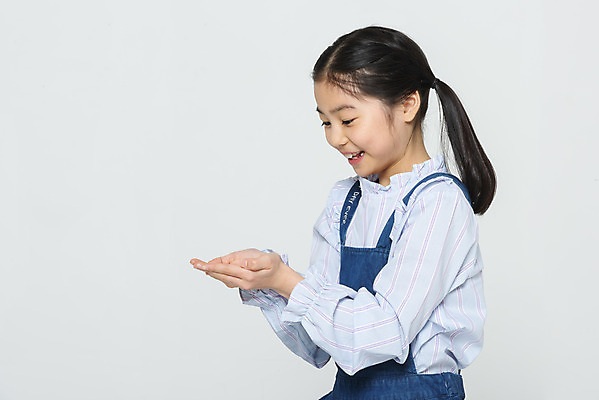 포토 JPG 스튜디오촬영 학생 응시 여학생 여자 교육 어린이라이프 초등학생 어린이 학교 모션 실내 손바닥 한명 미소 사람 상반신 옆모습 10대 한국인 즐거움 흰배경 학원 손모으기 소녀한명만 국내포토 1 라이프스타일 손 시선 감정 뷰포인트 백그라운드 청소년 표정 동양인 손짓 내부 흰색 여자한명만 소녀만 파일형식