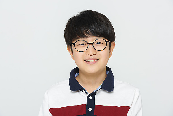 포토 JPG 스튜디오촬영 학생 응시 교육 남자 어린이라이프 초등학생 어린이 남학생 학교 모션 실내 한명 미소 사람 소년 상반신 앞모습 10대 한국인 흰배경 학원 소년한명만 안경낌 국내포토 1 라이프스타일 시선 안경 뷰포인트 백그라운드 청소년 표정 동양인 내부 흰색 남자한명만 소년만 파일형식
