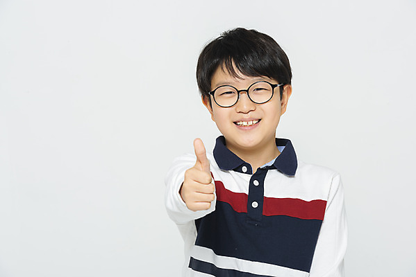 포토 JPG 스튜디오촬영 학생 응시 교육 남자 어린이라이프 초등학생 어린이 남학생 학교 모션 실내 한명 미소 사람 손짓 소년 상반신 앞모습 10대 한국인 엄지손가락 최고 흰배경 학원 소년한명만 국내포토 1 라이프스타일 시선 뷰포인트 백그라운드 손가락 청소년 표정 동양인 내부 흰색 남자한명만 소년만 파일형식