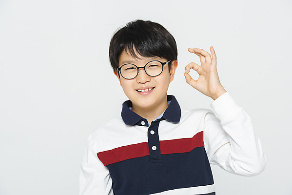 포토 JPG 스튜디오촬영 학생 응시 교육 남자 어린이라이프 초등학생 어린이 남학생 학교 모션 실내 한명 미소 사람 소년 상반신 앞모습 10대 한국인 OK 흰배경 학원 소년한명만 안경낌 국내포토 1 라이프스타일 시선 안경 뷰포인트 백그라운드 청소년 표정 동양인 손짓 내부 흰색 남자한명만 소년만 파일형식