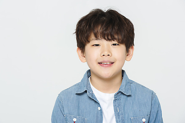 포토 JPG 스튜디오촬영 학생 응시 교육 남자 어린이라이프 초등학생 어린이 남학생 학교 모션 실내 한명 미소 사람 소년 상반신 앞모습 10대 한국인 흰배경 학원 소년한명만 국내포토 1 라이프스타일 시선 뷰포인트 백그라운드 청소년 표정 동양인 내부 흰색 남자한명만 소년만 파일형식