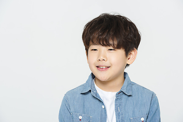 포토 JPG 스튜디오촬영 학생 응시 교육 남자 어린이라이프 초등학생 어린이 남학생 학교 모션 실내 한명 미소 사람 소년 상반신 앞모습 10대 한국인 흰배경 학원 소년한명만 국내포토 1 라이프스타일 시선 뷰포인트 백그라운드 청소년 표정 동양인 내부 흰색 남자한명만 소년만 파일형식
