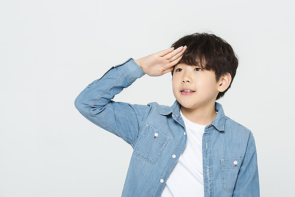 포토 JPG 스튜디오촬영 학생 응시 교육 남자 어린이라이프 초등학생 어린이 남학생 학교 모션 실내 한명 미소 사람 손짓 소년 상반신 앞모습 10대 한국인 흰배경 학원 소년한명만 국내포토 1 라이프스타일 시선 뷰포인트 백그라운드 청소년 표정 동양인 내부 흰색 남자한명만 소년만 파일형식