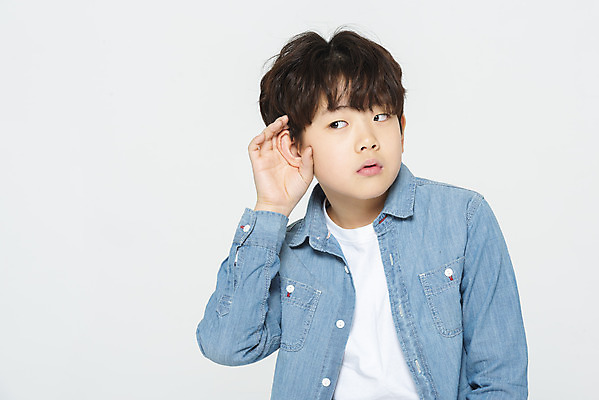 포토 JPG 스튜디오촬영 학생 교육 남자 어린이라이프 초등학생 어린이 남학생 학교 모션 실내 한명 사람 손짓 소년 상반신 앞모습 10대 듣기 한국인 집중 흰배경 학원 소년한명만 국내포토 1 라이프스타일 뷰포인트 백그라운드 컨셉 청소년 동양인 내부 흰색 남자한명만 소년만 파일형식