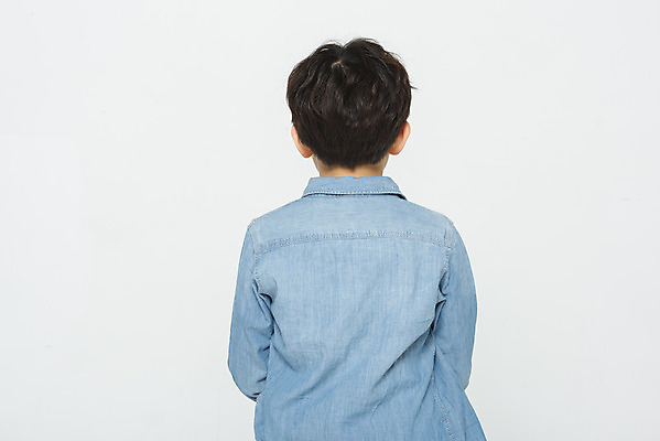 포토 JPG 스튜디오촬영 학생 교육 남자 어린이라이프 초등학생 어린이 남학생 학교 모션 실내 한명 사람 소년 상반신 뒷모습 10대 한국인 흰배경 학원 소년한명만 국내포토 1 라이프스타일 뷰포인트 백그라운드 청소년 동양인 내부 흰색 남자한명만 소년만 파일형식