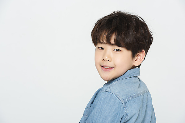포토 JPG 스튜디오촬영 학생 응시 교육 남자 어린이라이프 초등학생 어린이 남학생 학교 모션 실내 한명 미소 사람 소년 상반신 뒷모습 10대 한국인 뒤돌아보기 흰배경 학원 소년한명만 국내포토 1 라이프스타일 시선 뷰포인트 백그라운드 청소년 표정 동양인 내부 흰색 남자한명만 소년만 파일형식