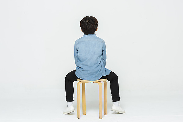 포토 JPG 스튜디오촬영 전신 학생 교육 남자 어린이라이프 초등학생 어린이 남학생 의자 학교 모션 실내 한명 사람 앉기 소년 뒷모습 10대 한국인 흰배경 학원 소년한명만 국내포토 1 라이프스타일 뷰포인트 가구 백그라운드 청소년 동양인 내부 흰색 남자한명만 소년만 파일형식