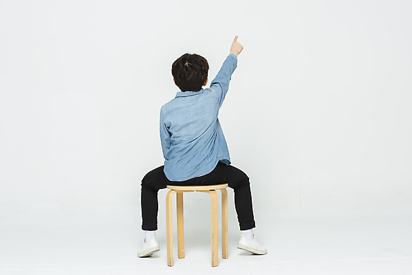포토 JPG 스튜디오촬영 전신 학생 교육 남자 어린이라이프 초등학생 어린이 남학생 의자 손가락 학교 모션 실내 한명 사람 앉기 소년 뒷모습 10대 손들기 한국인 흰배경 학원 소년한명만 국내포토 1 라이프스타일 손 뷰포인트 가구 백그라운드 청소년 동양인 내부 흰색 남자한명만 소년만 파일형식