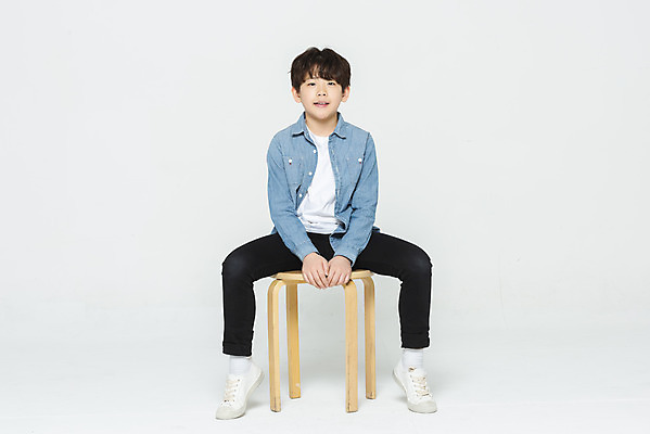 포토 JPG 스튜디오촬영 전신 학생 응시 교육 남자 어린이라이프 초등학생 어린이 남학생 의자 학교 모션 실내 한명 미소 사람 앉기 소년 앞모습 10대 한국인 흰배경 학원 소년한명만 국내포토 1 라이프스타일 시선 뷰포인트 가구 백그라운드 청소년 표정 동양인 내부 흰색 남자한명만 소년만 파일형식