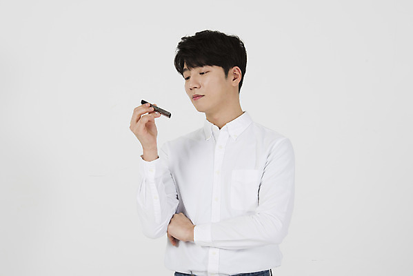 포토 JPG 스튜디오촬영 응시 남자 캠페인 담배 실내 한명 누끼 상반신 20대 성인 앞모습 한국인 유혹 고민 흰배경 금연 습관 절제 흡연자 전자담배 성인남자한명만 국내포토 1 시선 감정 뷰포인트 백그라운드 컨셉 흡연 사람 동양인 청년 내부 흰색 사회이슈 남자한명만 성인남자만 파일형식