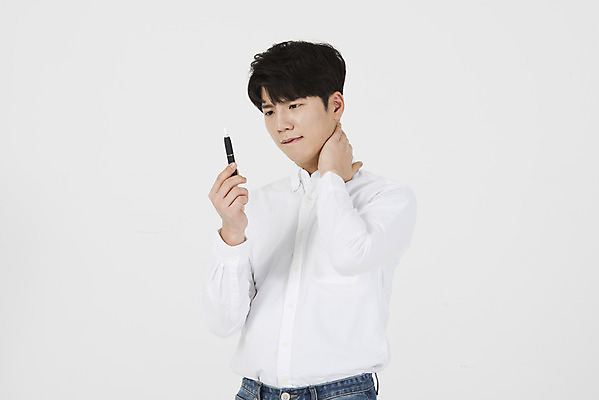 포토 JPG 스튜디오촬영 남자 캠페인 담배 실내 한명 누끼 상반신 20대 성인 앞모습 한국인 유혹 고민 흰배경 금연 습관 뒷목 절제 흡연자 전자담배 성인남자한명만 국내포토 1 감정 뷰포인트 백그라운드 컨셉 흡연 사람 동양인 청년 내부 흰색 사회이슈 목 남자한명만 성인남자만 파일형식