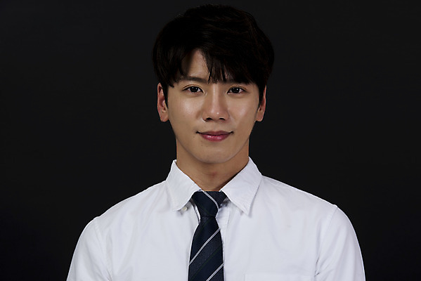 포토 JPG 스튜디오촬영 응시 남자 캠페인 검은배경 실내 한명 미소 누끼 앉기 상반신 20대 성인 앞모습 한국인 성인남자한명만 국내포토 1 시선 뷰포인트 백그라운드 모션 표정 사람 동양인 청년 내부 검은색 남자한명만 성인남자만 파일형식