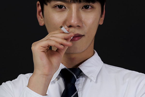 포토 JPG 스튜디오촬영 응시 남자 캠페인 검은배경 담배 실내 한명 들기 누끼 상반신 20대 성인 앞모습 한국인 물기 흡연자 성인남자한명만 국내포토 1 시선 뷰포인트 백그라운드 모션 흡연 사람 동양인 청년 내부 검은색 남자한명만 성인남자만 파일형식