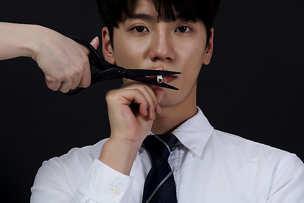 포토 JPG 스튜디오촬영 손 남자 캠페인 검은배경 가위 담배 실내 한명 들기 누끼 상반신 20대 성인 앞모습 신체부위 한국인 물기 자르기 금연 절제 성인남자한명만 국내포토 1 뷰포인트 백그라운드 모션 문구용품 사람 동양인 청년 내부 검은색 사회이슈 남자한명만 성인남자만 파일형식