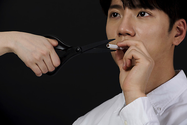 포토 JPG 스튜디오촬영 손 남자 캠페인 검은배경 가위 담배 실내 한명 들기 누끼 상반신 20대 성인 앞모습 신체부위 한국인 물기 자르기 금연 절제 성인남자한명만 국내포토 1 뷰포인트 백그라운드 모션 문구용품 사람 동양인 청년 내부 검은색 사회이슈 남자한명만 성인남자만 파일형식