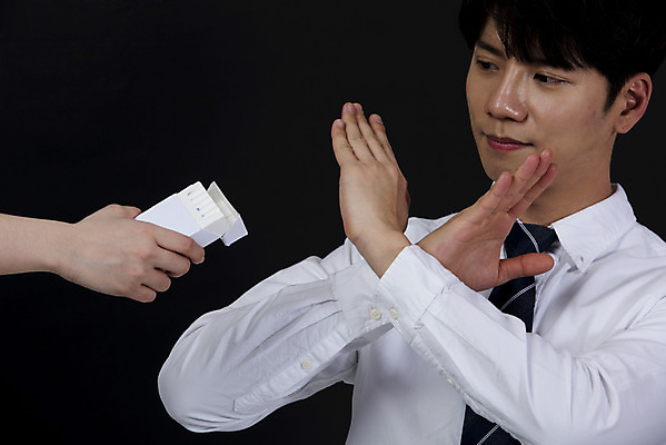 포토 JPG 스튜디오촬영 손 남자 캠페인 검은배경 담배 실내 한명 들기 누끼 상반신 20대 성인 신체부위 한국인 금지 X 거절 아니오 주기 금연 반대 권유 절제 엄격한 성인남자한명만 국내포토 1 알파벳 백그라운드 컨셉 모션 사람 동양인 청년 내부 검은색 사회이슈 남자한명만 성인남자만 파일형식