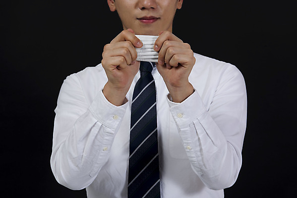 포토 JPG 스튜디오촬영 남자 캠페인 검은배경 담배 실내 한명 미소 들기 누끼 상반신 20대 성인 앞모습 손상 한국인 잡기 자르기 거절 금연 절제 성인남자한명만 국내포토 1 뷰포인트 백그라운드 컨셉 모션 표정 사람 동양인 청년 내부 검은색 사회이슈 남자한명만 성인남자만 파일형식