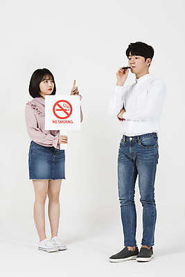 포토 JPG 스튜디오촬영 전신 여자 남자 캠페인 담배 실내 서기 들기 누끼 20대 성인 두명 앞모습 팻말 한국인 금지 예절 흰배경 금연 공공장소 예의범절 전자담배 엄격한 성인만 국내포토 뷰포인트 백그라운드 모션 프레임 사람 동양인 청년 내부 장소 흰색 사회이슈 파일형식