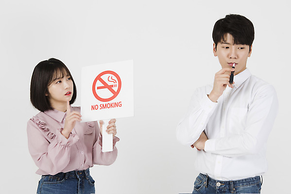 포토 JPG 스튜디오촬영 여자 남자 캠페인 담배 실내 서기 들기 누끼 상반신 20대 성인 두명 앞모습 팻말 한국인 금지 예절 흰배경 금연 공공장소 예의범절 전자담배 엄격한 성인만 국내포토 뷰포인트 백그라운드 모션 프레임 사람 동양인 청년 내부 장소 흰색 사회이슈 파일형식