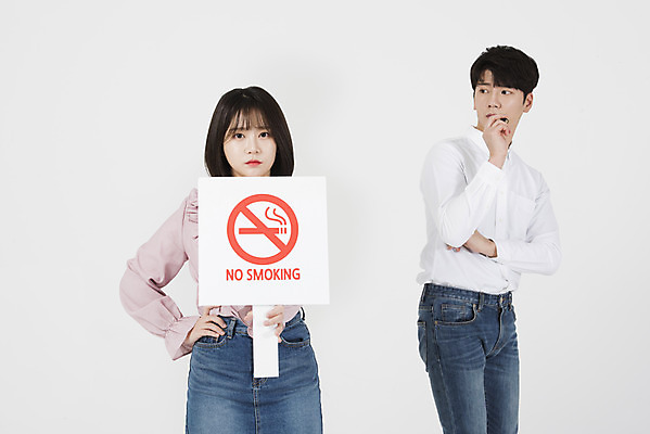 포토 JPG 스튜디오촬영 여자 남자 캠페인 담배 실내 서기 들기 누끼 상반신 20대 성인 두명 앞모습 팻말 한국인 금지 예절 흰배경 금연 공공장소 예의범절 전자담배 엄격한 성인만 국내포토 뷰포인트 백그라운드 모션 프레임 사람 동양인 청년 내부 장소 흰색 사회이슈 파일형식