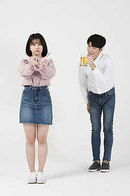 포토 JPG 스튜디오촬영 전신 여자 남자 캠페인 맥주 주류 실내 서기 누끼 20대 성인 두명 앞모습 한국인 금지 X 유혹 거절 음주 아니오 흰배경 반대 금주 엄격한 성인만 국내포토 알파벳 음료 뷰포인트 백그라운드 컨셉 모션 사람 동양인 청년 내부 흰색 파일형식