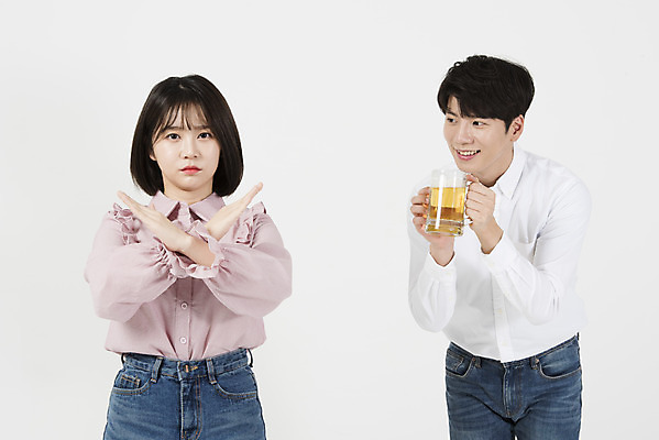 포토 JPG 스튜디오촬영 여자 남자 캠페인 맥주 주류 실내 서기 누끼 상반신 20대 성인 두명 앞모습 한국인 금지 X 유혹 거절 음주 아니오 흰배경 반대 금주 엄격한 성인만 국내포토 알파벳 음료 뷰포인트 백그라운드 컨셉 모션 사람 동양인 청년 내부 흰색 파일형식