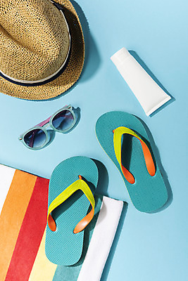 포토 JPG 스튜디오촬영 모자 계절 여행 백그라운드 휴가 슬리퍼 실내 사람없음 여름 파란색 여름휴가 바캉스 하이앵글 수건 선글라스 화장품 선크림 오브젝트 페도라 비치타올 플랫레이 국내포토 모자_잡화 잡화 안경 뷰포인트 컬러 신발 내부 위생용품 뷰티 플랫 파일형식 여름_계절