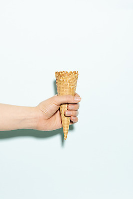 포토 JPG 스튜디오촬영 손 계절 백그라운드 휴가 디저트 한손 실내 한명 들기 신체부위 여름 여름휴가 바캉스 잡기 오브젝트 파란배경 아이스크림콘 국내포토 1 음식 모션 사람 내부 파란색 콘 파일형식 여름_계절