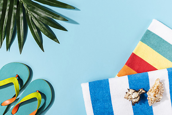 포토 JPG 스튜디오촬영 식물 계절 백그라운드 휴가 슬리퍼 실내 사람없음 여름 여름휴가 바캉스 하이앵글 수건 컬러풀 야자수 소라 오브젝트 비치타올 야자수잎 플랫레이 국내포토 나무 뷰포인트 컬러 신발 잎 어패류 내부 위생용품 플랫 파일형식 여름_계절