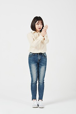 포토 JPG 스튜디오촬영 전신 응시 여학생 여자 대학생 실내 한명 서기 누끼 20대 청년 성인 앞모습 고통 한국인 질병 흰배경 근육통 손목터널증후군 성인여자한명만 손목통증 증후군 국내포토 1 학생 시선 감정 뷰포인트 백그라운드 의학 모션 사람 동양인 내부 흰색 여자한명만 성인여자만 파일형식