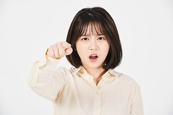 포토 JPG 스튜디오촬영 여학생 여자 대학생 스트레스 실내 한명 서기 누끼 상반신 20대 청년 성인 앞모습 한국인 분노 가리킴 찡그림 흰배경 성인여자한명만 국내포토 1 학생 감정 뷰포인트 백그라운드 모션 표정 사람 동양인 손짓 내부 흰색 여자한명만 성인여자만 파일형식