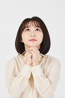 포토 JPG 스튜디오촬영 여학생 여자 대학생 실내 한명 서기 미소 누끼 상반신 20대 청년 성인 앞모습 희망 한국인 올려보기 흰배경 손모으기 간절함 성인여자한명만 국내포토 1 학생 감정 뷰포인트 백그라운드 컨셉 모션 표정 사람 동양인 손짓 내부 흰색 여자한명만 성인여자만 파일형식