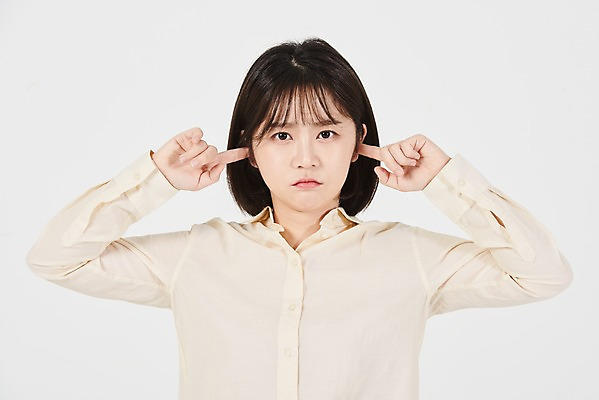 포토 JPG 스튜디오촬영 여학생 여자 대학생 실내 한명 누끼 상반신 20대 청년 성인 앞모습 한국인 짜증 찡그림 거절 귀막기 흰배경 잔소리 성인여자한명만 국내포토 1 학생 감정 뷰포인트 백그라운드 컨셉 표정 사람 동양인 손짓 내부 흰색 여자한명만 성인여자만 파일형식