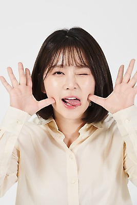 포토 JPG 스튜디오촬영 여학생 여자 감정 대학생 실내 표정 한명 누끼 손짓 근접촬영 상반신 20대 청년 성인 앞모습 한국인 유머 흰배경 메롱 손하트 성인여자한명만 국내포토 1 학생 뷰포인트 백그라운드 모션 사람 동양인 내부 흰색 여자한명만 성인여자만 파일형식