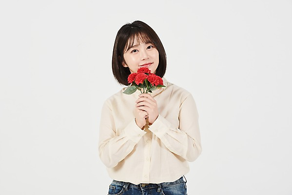 포토 JPG 스튜디오촬영 여학생 여자 대학생 꽃다발 실내 한명 서기 미소 들기 누끼 상반신 20대 청년 성인 앞모습 한국인 마음 어버이날 5월 스승의날 카네이션 흰배경 감사 5월행사 성인여자한명만 국내포토 1 학생 기념일 꽃 감정 뷰포인트 백그라운드 모션 표정 사람 동양인 이벤트 내부 흰색 날짜 여자한명만 성인여자만 파일형식