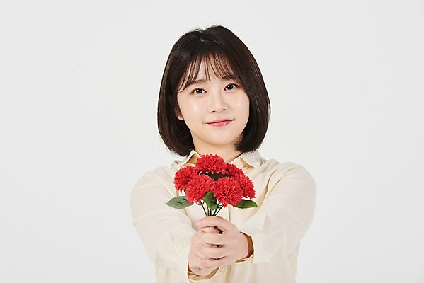 포토 JPG 스튜디오촬영 여학생 여자 대학생 꽃다발 실내 한명 서기 미소 들기 누끼 상반신 20대 청년 성인 앞모습 한국인 마음 어버이날 5월 스승의날 카네이션 흰배경 주기 감사 5월행사 성인여자한명만 국내포토 1 학생 기념일 꽃 감정 뷰포인트 백그라운드 모션 표정 사람 동양인 이벤트 내부 흰색 날짜 여자한명만 성인여자만 파일형식