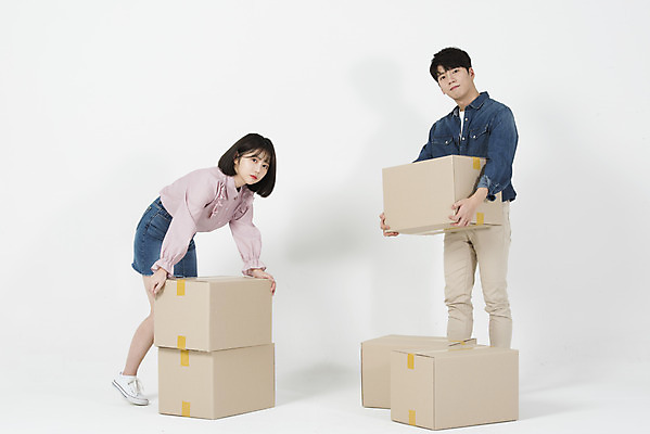 포토 JPG 스튜디오촬영 전신 커플 여학생 여자 남자 남학생 대학생 부동산 협력 실내 서기 들기 누끼 20대 성인 앞모습 옆모습 친구 상자 한국인 좌절 이사 탈출 택배 고민 흰배경 이삿짐 무거움 택배상자 주거지 힘듦 성인만 주택대출 청년주택 주거문제 국내포토 학생 감정 뷰포인트 백그라운드 컨셉 관계 모션 사람 동양인 청년 내부 운송업 흰색 재산 무게 사회이슈 대출 파일형식 청년주거지원사업