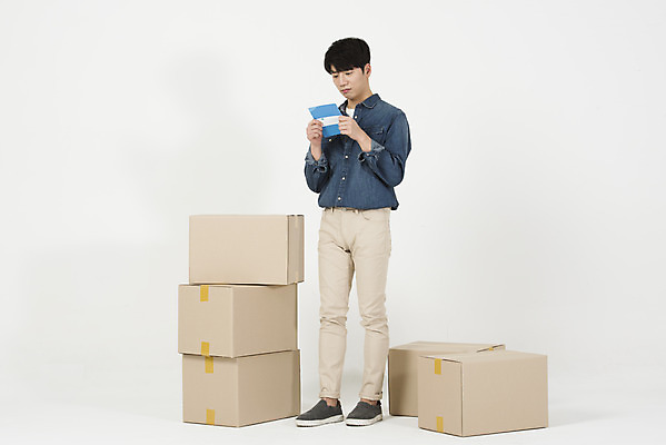 포토 JPG 스튜디오촬영 전신 남자 남학생 대학생 부동산 실내 한명 서기 들기 누끼 20대 성인 앞모습 상자 한국인 이사 택배 고민 흰배경 통장 이삿짐 택배상자 주거지 성인남자한명만 주택대출 청년주택 주거문제 국내포토 1 학생 감정 뷰포인트 백그라운드 모션 사람 동양인 청년 내부 금융 운송업 흰색 재산 사회이슈 대출 남자한명만 성인남자만 파일형식 청년주거지원사업